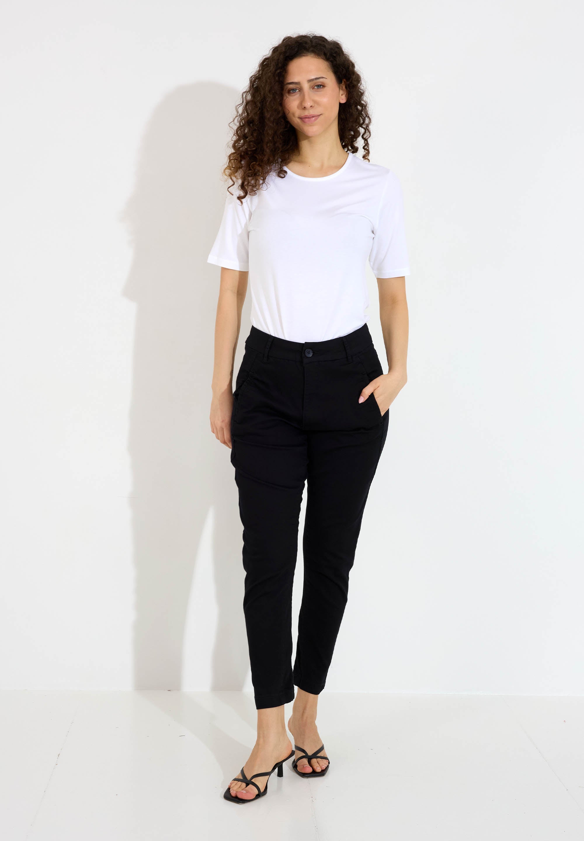 00R580-white_fokus_T22502-black-48890_dac8af78-3b9d-4ae8-9d67-a0e64b56bae4.jpg