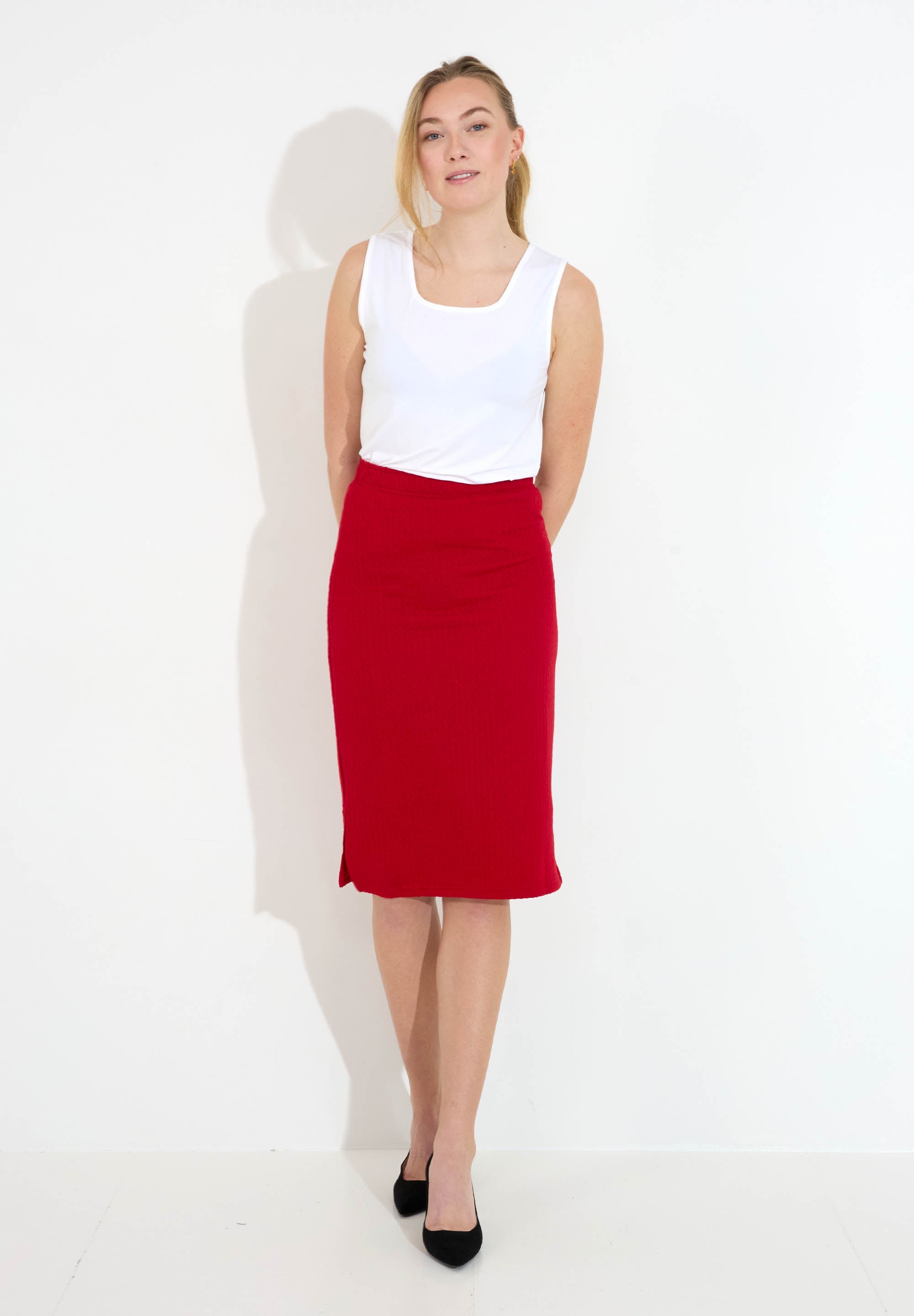 00R582-white_fokus_T24502-red-48650_c57c05a5-63a6-4df7-9c16-281666e73b09.jpg