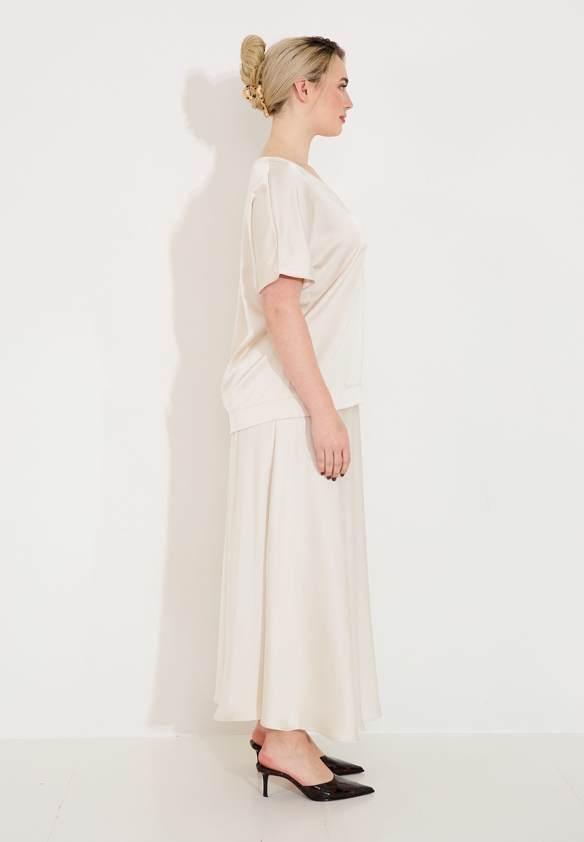 Satinblus v-ringning – Beige