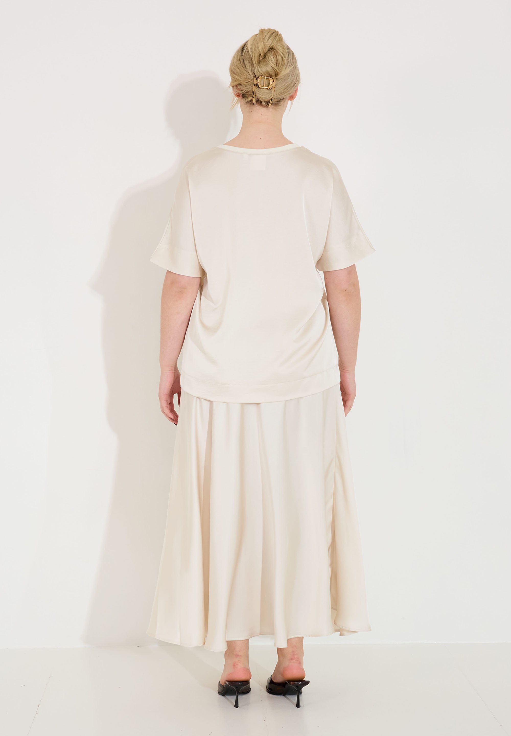 Satinblus v-ringning – Beige