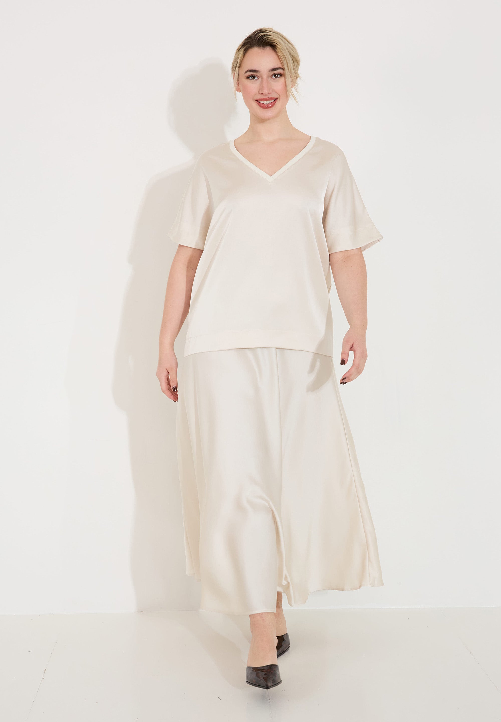 Satinblus v-ringning – Beige