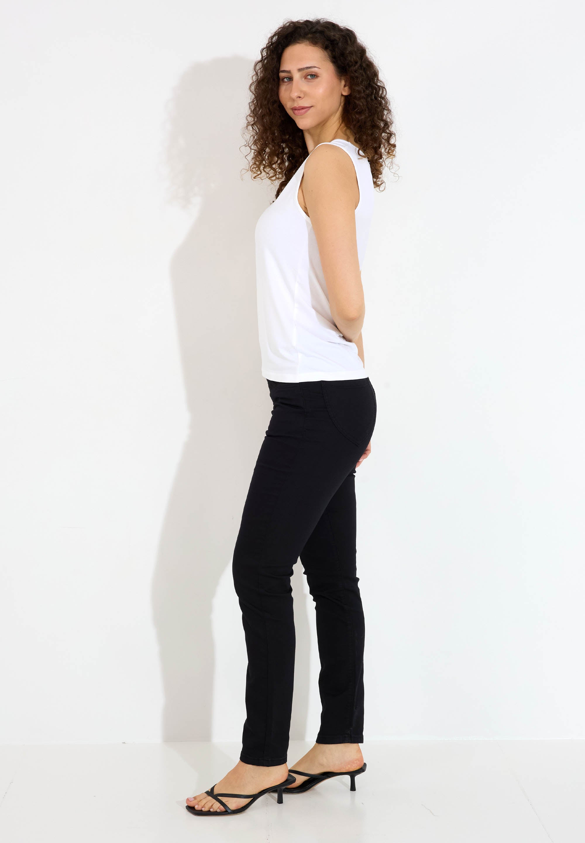 fokus_00R582-white_T24903-black-42981_13c82a24-5a62-4a91-95d9-e3ec3ef4c4ff.jpg