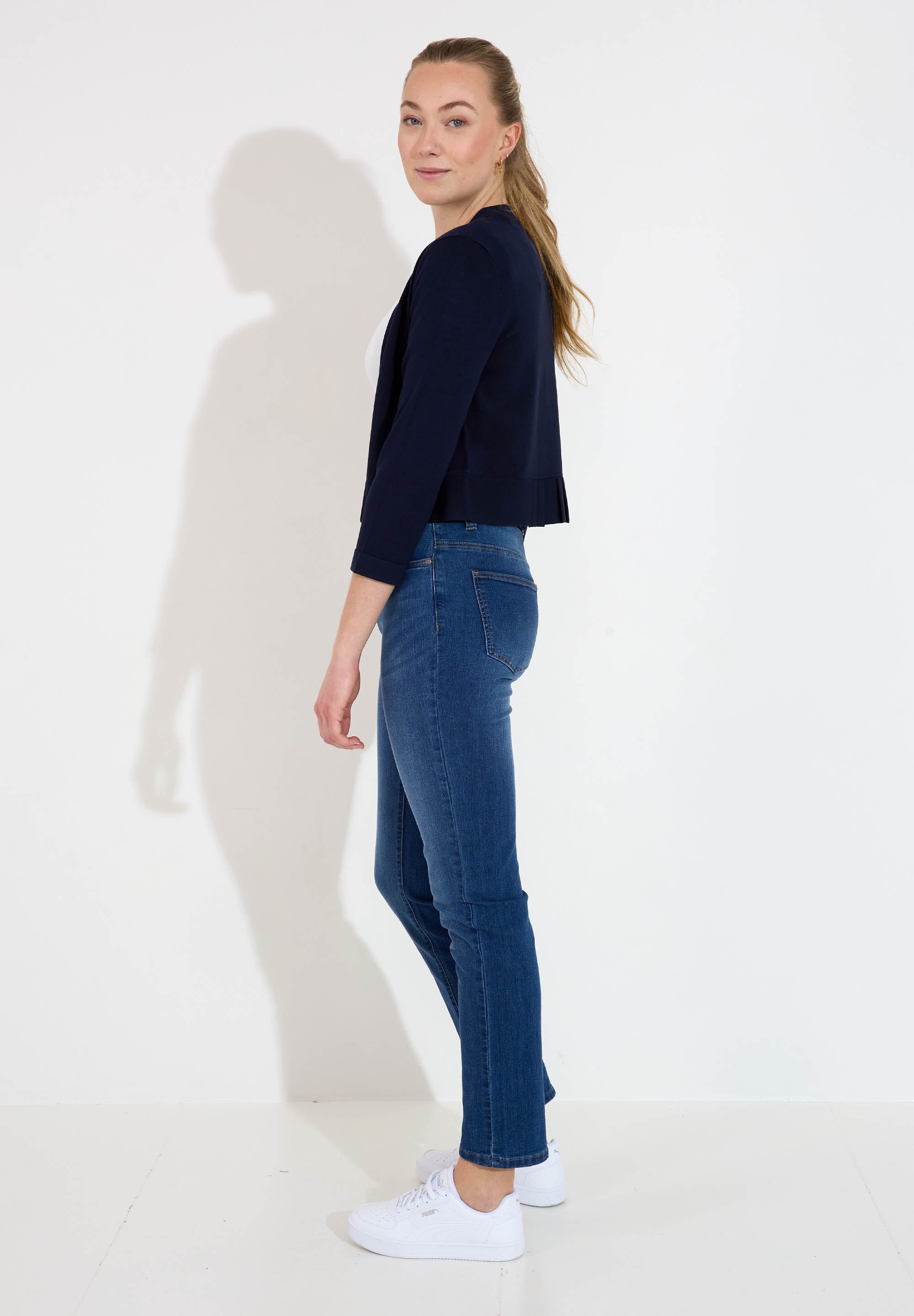 fokus_EE103113-navy_00R580-white_MHEIDI-denimwashed-48098_0da23e13-d51c-4f70-abf9-7bef26d6c5bb.jpg